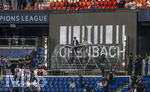 28.04.2026, Fussball UEFA Championsleague 2025/2026: Halbfinale Hinspiel,  Paris St. Germain - FC Bayern München, im Stadion Parc de Princes in Paris (Frankreich). Pre-Match-Show mit Musik-Act von dem Top-DJ-Duo aus Paris, OFENBACH. li: Cesar Laurent de Rummel und Dorian Lauduique (re) auf der kleinen Bühne in der Tribüne.