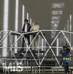 28.04.2026, Fussball UEFA Championsleague 2025/2026: Halbfinale Hinspiel,  Paris St. Germain - FC Bayern München, im Stadion Parc de Princes in Paris (Frankreich). Pre-Match-Show mit Musik-Act von dem Top-DJ-Duo aus Paris, OFENBACH. li: Cesar Laurent de Rummel und Dorian Lauduique (re) auf der kleinen Bühne in der Tribüne.