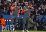 28.04.2026, Fussball UEFA Championsleague 2025/2026: Halbfinale Hinspiel,  Paris St. Germain - FC Bayern München, im Stadion Parc de Princes in Paris (Frankreich). Co-Trainer Aaron Danks (re, Bayern München) als Kompany-Vertreter an der Seitenlinie. li: Co-Trainer Daniel Fradley (Bayern München)
