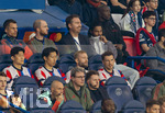 28.04.2026, Fussball UEFA Championsleague 2025/2026: Halbfinale Hinspiel,  Paris St. Germain - FC Bayern München, im Stadion Parc de Princes in Paris (Frankreich). Ersatzbank FC Bayern, mit Min-jae Kim (Bayern München, Minjae Kim), Hiroki Ito (FC Bayern München), Konrad Laimer (FC Bayern München), Leon Goretzka (FC Bayern München), Serge Gnabry (oben re, FC Bayern München) wegen einer Verletzung nur Zuschauer, 