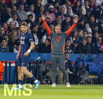 28.04.2026, Fussball UEFA Championsleague 2025/2026: Halbfinale Hinspiel,  Paris St. Germain - FC Bayern München, im Stadion Parc de Princes in Paris (Frankreich). Co-Trainer Aaron Danks (Bayern München) am Spielfeldrand