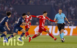 28.04.2026, Fussball UEFA Championsleague 2025/2026: Halbfinale Hinspiel,  Paris St. Germain - FC Bayern München, im Stadion Parc de Princes in Paris (Frankreich). Schiedsrichter Sandro Schärer (re, SUI),Jamal Musiala (Bayern München), Warren Zaire-Emery (FC Paris Saint-Germain) 