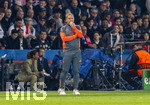 28.04.2026, Fussball UEFA Championsleague 2025/2026: Halbfinale Hinspiel,  Paris St. Germain - FC Bayern München, im Stadion Parc de Princes in Paris (Frankreich). Kompany-Vertreter Co-Trainer Aaron Danks (Bayern München) nachdenklich am Spielfeldrand  