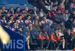 28.04.2026, Fussball UEFA Championsleague 2025/2026: Halbfinale Hinspiel,  Paris St. Germain - FC Bayern München, im Stadion Parc de Princes in Paris (Frankreich). Ersatzbank FC Bayern, mit Deniz Ofli (FC Bayern München), Filip Pavic (FC Bayern München), Min-jae Kim (Bayern München, Minjae Kim), Hiroki Ito (FC Bayern München), Konrad Laimer (FC Bayern München), Leon Goretzka (FC Bayern München), Serge Gnabry (oben re, FC Bayern München) wegen einer Verletzung nur Zuschauer, Torwart Jonas Urbig (FC Bayern München), Torwart Sven Ulreich (FC Bayern München) Staff, Sportdirektor Christoph Freund (Bayern München) 