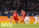 28.04.2026, Fussball UEFA Championsleague 2025/2026: Halbfinale Hinspiel,  Paris St. Germain - FC Bayern München, im Stadion Parc de Princes in Paris (Frankreich). li: Khvicha Kvaratskhelia (FC Paris Saint-Germain) Torschuss zum 1:1 gegen Joshua Kimmich (mitte, FC Bayern München) und Josip Stanisic (Bayern München). 