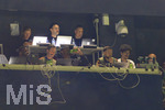 28.04.2026, Fussball UEFA Championsleague 2025/2026: Halbfinale Hinspiel,  Paris St. Germain - FC Bayern München, im Stadion Parc de Princes in Paris (Frankreich). Trainer Vincent Kompany (FC Bayern München) trinkt aus seiner Wasserflasche auf der Pressetribüne als Zuschauer. links neben ihm FC Bayern Analyst Patrick Lieb am Laptop.