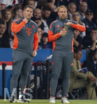 28.04.2026, Fussball UEFA Championsleague 2025/2026: Halbfinale Hinspiel,  Paris St. Germain - FC Bayern München, im Stadion Parc de Princes in Paris (Frankreich). Co-Trainer Aaron Danks (re, Bayern München) als Kompany-Vertreter an der Seitenlinie. li: Co-Trainer Daniel Fradley (Bayern München)
