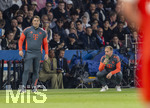 28.04.2026, Fussball UEFA Championsleague 2025/2026: Halbfinale Hinspiel,  Paris St. Germain - FC Bayern München, im Stadion Parc de Princes in Paris (Frankreich). Co-Trainer Aaron Danks (re, Bayern München) als Kompany-Vertreter an der Seitenlinie. li: Co-Trainer Daniel Fradley (Bayern München)
