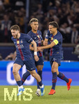 28.04.2026, Fussball UEFA Championsleague 2025/2026: Halbfinale Hinspiel,  Paris St. Germain - FC Bayern München, im Stadion Parc de Princes in Paris (Frankreich). li: Khvicha Kvaratskhelia (FC Paris Saint-Germain) Torjubel zum 1:1 mit Marquinhos (re, FC Paris Saint-Germain) und Desire Doue (mitte, FC Paris Saint-Germain) 