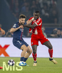 28.04.2026, Fussball UEFA Championsleague 2025/2026: Halbfinale Hinspiel,  Paris St. Germain - FC Bayern München, im Stadion Parc de Princes in Paris (Frankreich). v.li: Khvicha Kvaratskhelia (FC Paris Saint-Germain) wischt Dayot Upamecano (FC Bayern München) ins Gesicht, auch Dayot Upamecano (FC Bayern München) hat seine Hand am Hals seines Gegners.