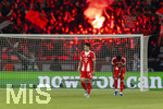 28.04.2026, Fussball UEFA Championsleague 2025/2026: Halbfinale Hinspiel,  Paris St. Germain - FC Bayern München, im Stadion Parc de Princes in Paris (Frankreich). Luis Diaz (FC Bayern München) und Alphonso Davies (FC Bayern München) nachdenklich nach einem Gegentor.