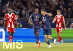 28.04.2026, Fussball UEFA Championsleague 2025/2026: Halbfinale Hinspiel,  Paris St. Germain - FC Bayern München, im Stadion Parc de Princes in Paris (Frankreich). Ousmane Dembele (FC Paris Saint-Germain) und Achraf Hakimi (re, FC Paris Saint-Germain) li: Dayot Upamecano (FC Bayern München) nachdenklich 