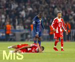 28.04.2026, Fussball UEFA Championsleague 2025/2026: Halbfinale Hinspiel,  Paris St. Germain - FC Bayern München, im Stadion Parc de Princes in Paris (Frankreich). Jonathan Tah (FC Bayern München) mit Schmerzen am Boden, Nuno Mendes (FC Paris Saint-Germain) schaut nach ihm.