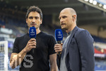 28.04.2026, Fussball UEFA Championsleague 2025/2026: Halbfinale Hinspiel,  Paris St. Germain - FC Bayern München, im Stadion Parc de Princes in Paris (Frankreich). v.li: Mats Hummels und Benedikt Höwedes als Prime Experten am Spielfeldrand 