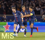 28.04.2026, Fussball UEFA Championsleague 2025/2026: Halbfinale Hinspiel,  Paris St. Germain - FC Bayern München, im Stadion Parc de Princes in Paris (Frankreich). li: Khvicha Kvaratskhelia (FC Paris Saint-Germain) Torjubel zum 1:1 mit Marquinhos (re, FC Paris Saint-Germain) und Desire Doue (mitte, FC Paris Saint-Germain) 