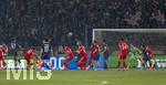 28.04.2026, Fussball UEFA Championsleague 2025/2026: Halbfinale Hinspiel,  Paris St. Germain - FC Bayern München, im Stadion Parc de Princes in Paris (Frankreich). Torschuss per Kopfball von Joao Neves (FC Paris Saint-Germain) zum 2:1. Jamal Musiala (Bayern München), Josip Stanisic (Bayern München), Joshua Kimmich (FC Bayern München), Harry Kane (FC Bayern München), Luis Diaz (FC Bayern München), Khvicha Kvaratskhelia (FC Paris Saint-Germain), Torwart Manuel Neuer (FC Bayern München) Dayot Upamecano (FC Bayern München) 