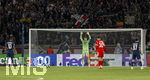 28.04.2026, Fussball UEFA Championsleague 2025/2026: Halbfinale Hinspiel,  Paris St. Germain - FC Bayern München, im Stadion Parc de Princes in Paris (Frankreich). Elfmeter, li: Ousmane Dembele (FC Paris Saint-Germain) steht bereit, re: Torwart Manuel Neuer (FC Bayern München) konzentriert sich.