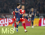 28.04.2026, Fussball UEFA Championsleague 2025/2026: Halbfinale Hinspiel,  Paris St. Germain - FC Bayern München, im Stadion Parc de Princes in Paris (Frankreich). v.li: Vitinha (FC Paris Saint-Germain) gegen Harry Kane (FC Bayern München) 