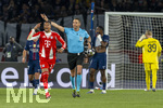 28.04.2026, Fussball UEFA Championsleague 2025/2026: Halbfinale Hinspiel,  Paris St. Germain - FC Bayern München, im Stadion Parc de Princes in Paris (Frankreich). Schiedsrichter Sandro Schärer (re, SUI), Michael Olise (FC Bayern München) 
