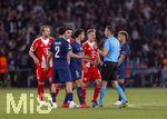 28.04.2026, Fussball UEFA Championsleague 2025/2026: Halbfinale Hinspiel,  Paris St. Germain - FC Bayern München, im Stadion Parc de Princes in Paris (Frankreich). Schiedsrichter Sandro Schärer (re, SUI) im Kreuzfeuer der Spieler, Harry Kane (FC Bayern München), Achraf Hakimi (FC Paris Saint-Germain), Marquinhos (FC Paris Saint-Germain), Joshua Kimmich (FC Bayern München), Desire Doue (FC Paris Saint-Germain) 
