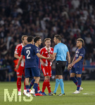 28.04.2026, Fussball UEFA Championsleague 2025/2026: Halbfinale Hinspiel,  Paris St. Germain - FC Bayern München, im Stadion Parc de Princes in Paris (Frankreich). Schiedsrichter Sandro Schärer (re, SUI) im Kreuzfeuer der Spieler, Harry Kane (FC Bayern München), Achraf Hakimi (FC Paris Saint-Germain), Marquinhos (FC Paris Saint-Germain), Joshua Kimmich (FC Bayern München), Desire Doue (FC Paris Saint-Germain) 