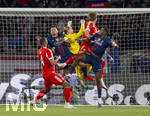 28.04.2026, Fussball UEFA Championsleague 2025/2026: Halbfinale Hinspiel,  Paris St. Germain - FC Bayern München, im Stadion Parc de Princes in Paris (Frankreich). v.li: Jonathan Tah (FC Bayern München), Marquinhos (FC Paris Saint-Germain), Torwart Matvey Safonov (FC Paris Saint-Germain), Harry Kane (FC Bayern München), Willian Pacho (FC Paris Saint-Germain).