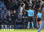 28.04.2026, Fussball UEFA Championsleague 2025/2026: Halbfinale Hinspiel,  Paris St. Germain - FC Bayern München, im Stadion Parc de Princes in Paris (Frankreich). Schiedsrichter Sandro Schärer (re, SUI) massregelt Sportdirektor Christoph Freund (Bayern München), der sich beschwert.