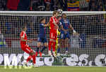 28.04.2026, Fussball UEFA Championsleague 2025/2026: Halbfinale Hinspiel,  Paris St. Germain - FC Bayern München, im Stadion Parc de Princes in Paris (Frankreich). v.li: Jonathan Tah (FC Bayern München), Marquinhos (FC Paris Saint-Germain), Harry Kane (FC Bayern München), Willian Pacho (FC Paris Saint-Germain).