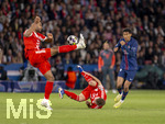 28.04.2026, Fussball UEFA Championsleague 2025/2026: Halbfinale Hinspiel,  Paris St. Germain - FC Bayern München, im Stadion Parc de Princes in Paris (Frankreich). von links:  Jonathan Tah (FC Bayern München), Joshua Kimmich (FC Bayern München), Senny Mayulu (FC Paris Saint-Germain) 