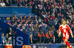 28.04.2026, Fussball UEFA Championsleague 2025/2026: Halbfinale Hinspiel,  Paris St. Germain - FC Bayern München, im Stadion Parc de Princes in Paris (Frankreich). Ersatzbank FC Bayern, mit Deniz Ofli (FC Bayern München), Filip Pavic (FC Bayern München), Min-jae Kim (Bayern München, Minjae Kim), Hiroki Ito (FC Bayern München), Konrad Laimer (FC Bayern München), Leon Goretzka (FC Bayern München), Serge Gnabry (oben re, FC Bayern München) wegen einer Verletzung nur Zuschauer, Torwart Jonas Urbig (FC Bayern München), Torwart Sven Ulreich (FC Bayern München) Staff, Sportdirektor Christoph Freund (Bayern München) 