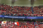 28.04.2026, Fussball UEFA Championsleague 2025/2026: Halbfinale Hinspiel,  Paris St. Germain - FC Bayern München, im Stadion Parc de Princes in Paris (Frankreich). Bayernfans feuern ihre Mannschaft an 