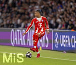28.04.2026, Fussball UEFA Championsleague 2025/2026: Halbfinale Hinspiel,  Paris St. Germain - FC Bayern München, im Stadion Parc de Princes in Paris (Frankreich). Michael Olise (FC Bayern München) am Ball 