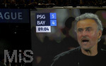 28.04.2026, Fussball UEFA Championsleague 2025/2026: Halbfinale Hinspiel,  Paris St. Germain - FC Bayern München, im Stadion Parc de Princes in Paris (Frankreich). Trainer Luis Enrique (FC Paris Saint-Germain) auf dem Bildschirm, daneben der Spielstand. 