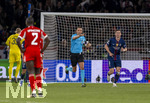 28.04.2026, Fussball UEFA Championsleague 2025/2026: Halbfinale Hinspiel,  Paris St. Germain - FC Bayern München, im Stadion Parc de Princes in Paris (Frankreich). Schiedsrichter Sandro Schärer (re, SUI), 