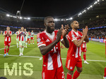 28.04.2026, Fussball UEFA Championsleague 2025/2026: Halbfinale Hinspiel,  Paris St. Germain - FC Bayern München, im Stadion Parc de Princes in Paris (Frankreich). Nach dem Spiel, JDayot Upamecano (FC Bayern München), Jonathan Tah (FC Bayern München), bei den Fans 