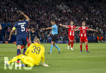 28.04.2026, Fussball UEFA Championsleague 2025/2026: Halbfinale Hinspiel,  Paris St. Germain - FC Bayern München, im Stadion Parc de Princes in Paris (Frankreich). Schiedsrichter Sandro Schärer (re, SUI) zeigt auf den Elfmeterpunkt, Joao Neves (FC Paris Saint-Germain) reklamiert, re. Harry Kane (FC Bayern München), Joshua Kimmich (FC Bayern München) 