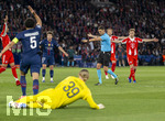 28.04.2026, Fussball UEFA Championsleague 2025/2026: Halbfinale Hinspiel,  Paris St. Germain - FC Bayern München, im Stadion Parc de Princes in Paris (Frankreich). Schiedsrichter Sandro Schärer (re, SUI) zeigt auf den Elfmeterpunkt, Joao Neves (FC Paris Saint-Germain) reklamiert, re. Harry Kane (FC Bayern München), Joshua Kimmich (FC Bayern München) 