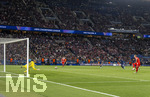28.04.2026, Fussball UEFA Championsleague 2025/2026: Halbfinale Hinspiel,  Paris St. Germain - FC Bayern München, im Stadion Parc de Princes in Paris (Frankreich). re: Harry Kane (FC Bayern München) trifft per Elfmeter zum 0:1 gegen Torwart Matvey Safonov (FC Paris Saint-Germain) 
