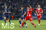 28.04.2026, Fussball UEFA Championsleague 2025/2026: Halbfinale Hinspiel,  Paris St. Germain - FC Bayern München, im Stadion Parc de Princes in Paris (Frankreich). von links: Joao Neves (FC Paris Saint-Germain) gegen Jamal Musiala (Bayern München) 