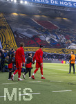 28.04.2026, Fussball UEFA Championsleague 2025/2026: Halbfinale Hinspiel,  Paris St. Germain - FC Bayern München, im Stadion Parc de Princes in Paris (Frankreich). Harry Kane (FC Bayern München) und Michael Olise (FC Bayern München) laufen aufs Spielfeld.