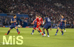 28.04.2026, Fussball UEFA Championsleague 2025/2026: Halbfinale Hinspiel,  Paris St. Germain - FC Bayern München, im Stadion Parc de Princes in Paris (Frankreich). Torschuss zum 2:2 von Michael Olise (mitte, FC Bayern München) gegen Joao Neves (FC Paris Saint-Germain), Willian Pacho (re, FC Paris Saint-Germain), Marquinhos (li, FC Paris Saint-Germain) 