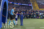 28.04.2026, Fussball UEFA Championsleague 2025/2026: Halbfinale Hinspiel,  Paris St. Germain - FC Bayern München, im Stadion Parc de Princes in Paris (Frankreich). Einlaufen der Mannschaften, Schiedsrichter Sandro Schärer kommt mit dem Balltragekind als erster aus dem Tor.