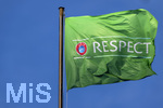 28.04.2026, Fussball UEFA Championsleague 2025/2026: Halbfinale Hinspiel,  Paris St. Germain - FC Bayern München, im Stadion Parc de Princes in Paris (Frankreich).  RESPECT-Flagge weht am Stadiondach im Wind. Die Respekt-Kampagne der UEFA fördert die grundlegende Idee des Respekts in allen Bereichen des Spiels: Respekt für gegnerische Spieler, Trainer und Funktionäre, Respekt für Schiedsrichter und Fans. Respekt ist ein entscheidender Wert des Fußballs.