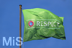 28.04.2026, Fussball UEFA Championsleague 2025/2026: Halbfinale Hinspiel,  Paris St. Germain - FC Bayern München, im Stadion Parc de Princes in Paris (Frankreich).  RESPECT-Flagge weht am Stadiondach im Wind. Die Respekt-Kampagne der UEFA fördert die grundlegende Idee des Respekts in allen Bereichen des Spiels: Respekt für gegnerische Spieler, Trainer und Funktionäre, Respekt für Schiedsrichter und Fans. Respekt ist ein entscheidender Wert des Fußballs.