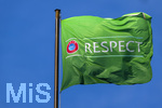 28.04.2026, Fussball UEFA Championsleague 2025/2026: Halbfinale Hinspiel,  Paris St. Germain - FC Bayern München, im Stadion Parc de Princes in Paris (Frankreich).  RESPECT-Flagge weht am Stadiondach im Wind. Die Respekt-Kampagne der UEFA fördert die grundlegende Idee des Respekts in allen Bereichen des Spiels: Respekt für gegnerische Spieler, Trainer und Funktionäre, Respekt für Schiedsrichter und Fans. Respekt ist ein entscheidender Wert des Fußballs.