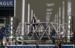 28.04.2026, Fussball UEFA Championsleague 2025/2026: Halbfinale Hinspiel,  Paris St. Germain - FC Bayern München, im Stadion Parc de Princes in Paris (Frankreich). Pre-Match-Show mit Musik-Act von dem Top-DJ-Duo aus Paris, OFENBACH. li: Cesar Laurent de Rummel und Dorian Lauduique (re) auf der kleinen Bühne in der Tribüne. 