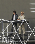 28.04.2026, Fussball UEFA Championsleague 2025/2026: Halbfinale Hinspiel,  Paris St. Germain - FC Bayern München, im Stadion Parc de Princes in Paris (Frankreich). Pre-Match-Show mit Musik-Act von dem Top-DJ-Duo aus Paris, OFENBACH. li: Cesar Laurent de Rummel und Dorian Lauduique (re) auf der kleinen Bühne in der Tribüne. 