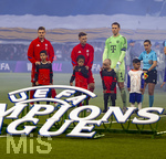 28.04.2026, Fussball UEFA Championsleague 2025/2026: Halbfinale Hinspiel,  Paris St. Germain - FC Bayern München, im Stadion Parc de Princes in Paris (Frankreich). v.li: Josip Stanisic (Bayern München), Joshua Kimmich (FC Bayern München), Torwart Manuel Neuer (FC Bayern München) Schiedsrichterassistentin Guadelupe Porras Ayuso (ESP)