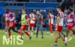 28.04.2026, Fussball UEFA Championsleague 2025/2026: Halbfinale Hinspiel,  Paris St. Germain - FC Bayern München, im Stadion Parc de Princes in Paris (Frankreich). Beim Aufwärmen: Kompany-Ersatz Co-Trainer Aaron Danks (Bayern München) feuert seine Mannschaft an