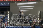 28.04.2026, Fussball UEFA Championsleague 2025/2026: Halbfinale Hinspiel,  Paris St. Germain - FC Bayern München, im Stadion Parc de Princes in Paris (Frankreich). Pre-Match-Show mit Musik-Act von dem Top-DJ-Duo aus Paris, OFENBACH. li: Cesar Laurent de Rummel und Dorian Lauduique (re) auf der kleinen Bühne in der Tribüne. 
